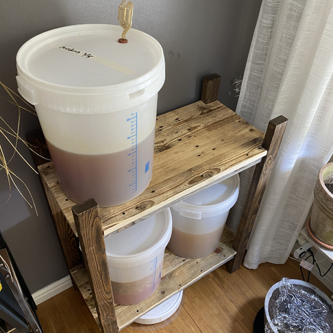 Byggt hylla till vintunnorna Byggt hylla till vintunnorna