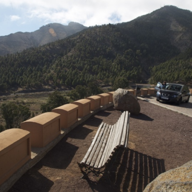 Utsikt frn de sm snirkliga vgarna ver bergen mktigt Utsikt frn de sm snirkliga vgarna ver bergen mktigt